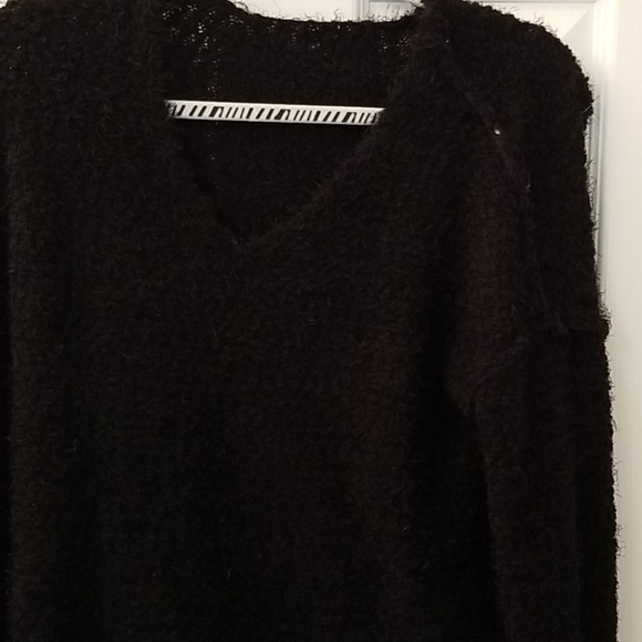 Black eyelash v-neck sweater Sz M - Picture 2 of 9